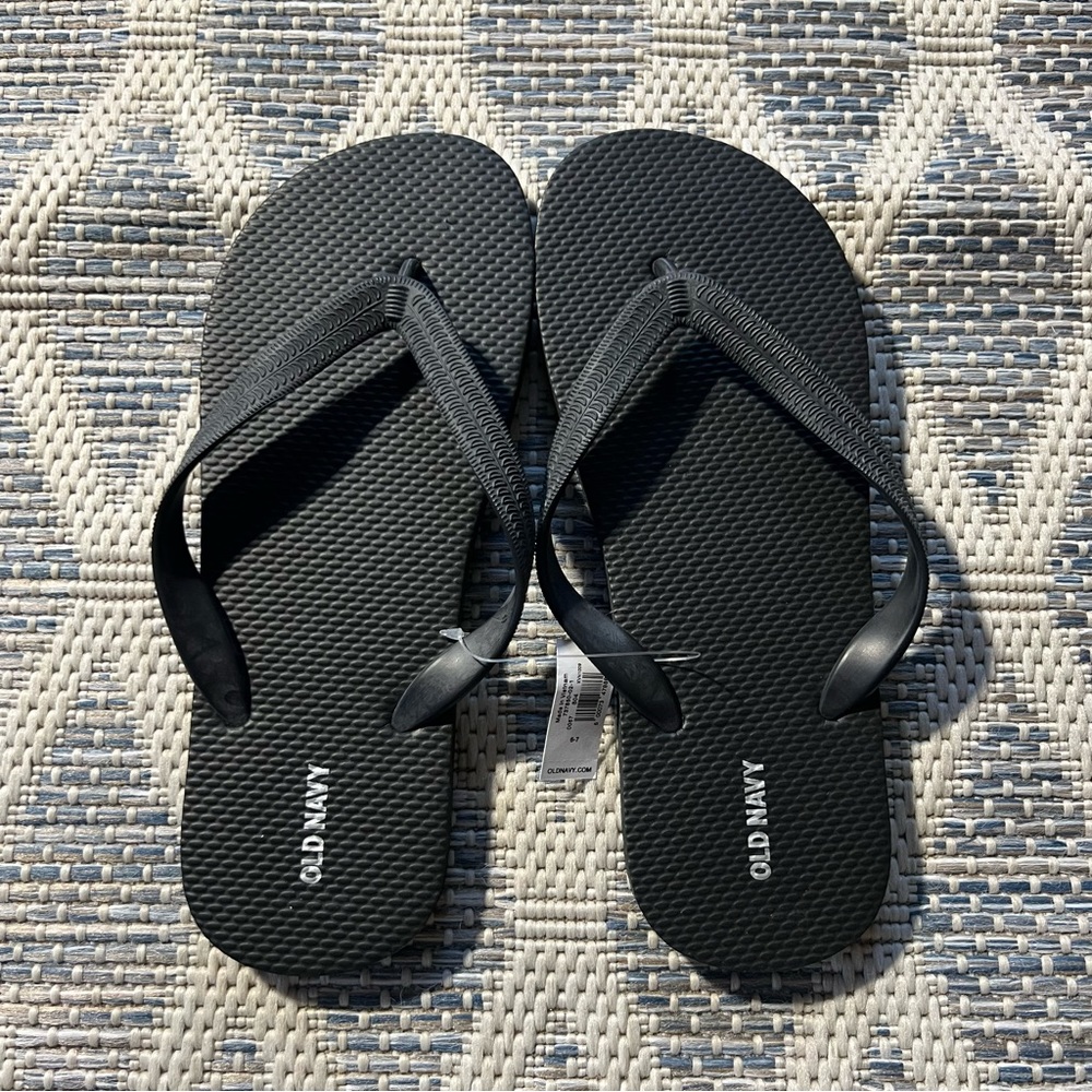 🍎 3/$30 NWT! Mens Old Navy Black Flip Flops. Size 6-7